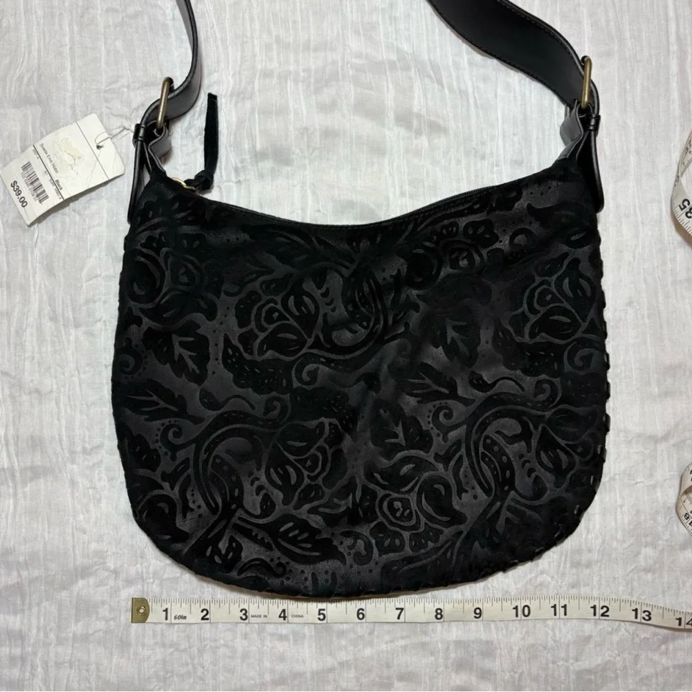 Black suede Bisou Bisou embossed design shoulder bag! - Picture 3 of 6